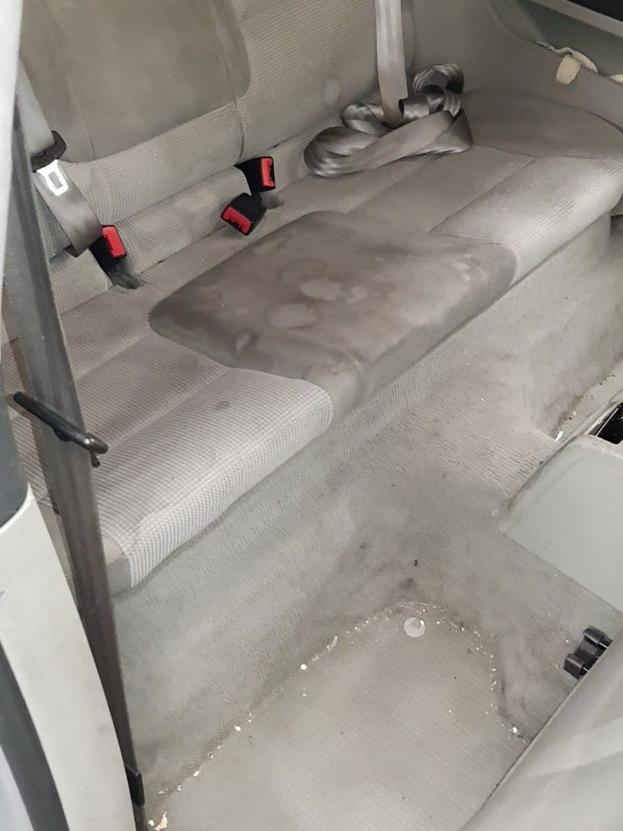 Banquette arrière et plancher encrassés avant nettoyage