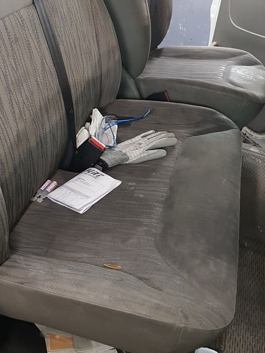 Banquette d'utilitaire encrassée avant intervention